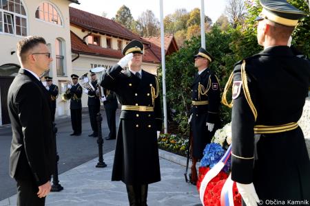 Ob 1. novembru smo se s polaganjem cvetja k osrednjim kamniškim spomenikom poklonili žrtvam vojn (17)